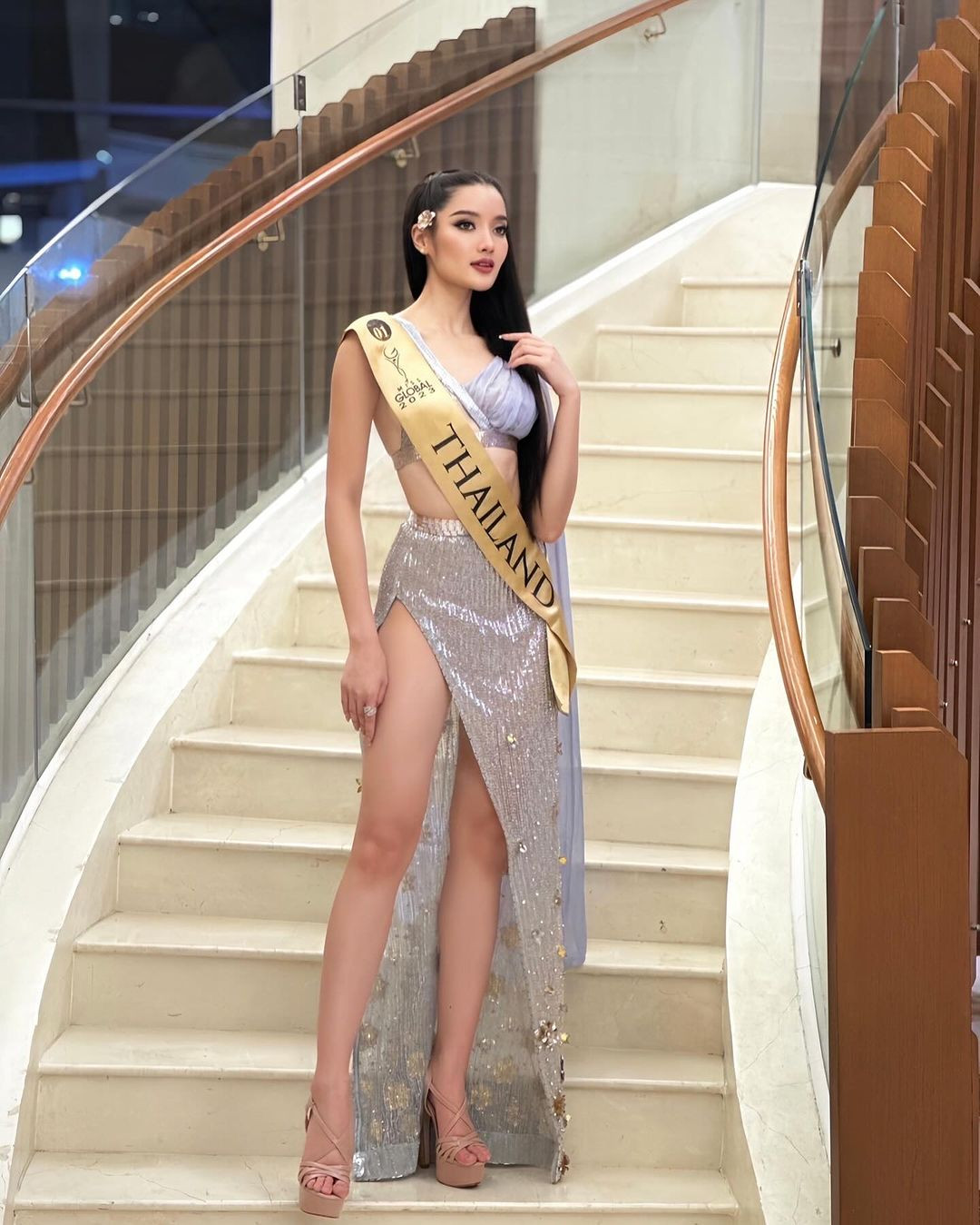 Đương kim Hoa hậu Thái Lan Chonnikarn Supittayaporn 2023 đang dự thi Miss Global - Hoa hậu Toàn cầu 2023 tổ chức ở Việt Nam. Cô vừa tham dự đêm bán kết tổ chức ở Phú Quốc ngày 13/1. Tại cuộc thi năm nay, Chonnikarn Supittayaporn được các chuyên trang sắc đẹp dự đoán là ứng viên tiềm năng cho vương miện.