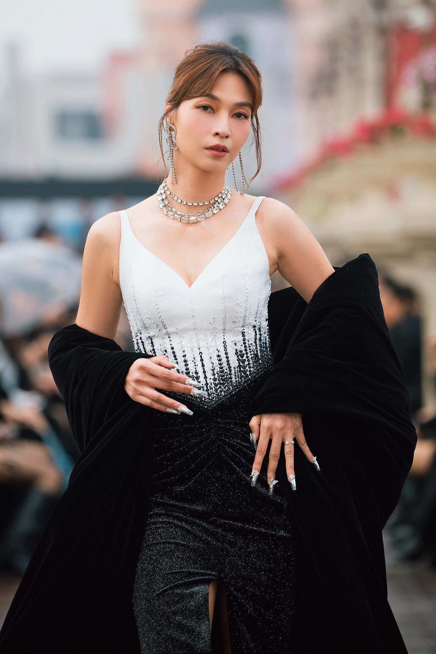 Siêu mẫu Thủy Hương cũng gây bất ngờ khi tái xuất sàn catwalk. Nhiều năm qua, Thủy Hương lui về hậu trường và chuyên tâm với công việc kinh doanh thời trang xa xỉ.