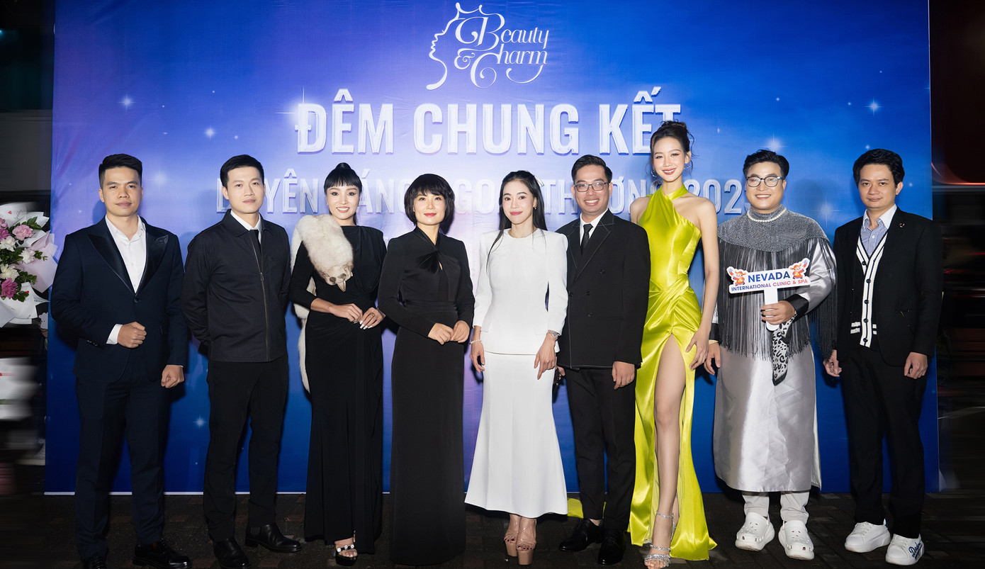 Hoa hậu Bảo Ngọc và các thành viên ban giám khảo trong đêm chung kết Hoa khôi Duyên dáng Ngoại thương 2023.