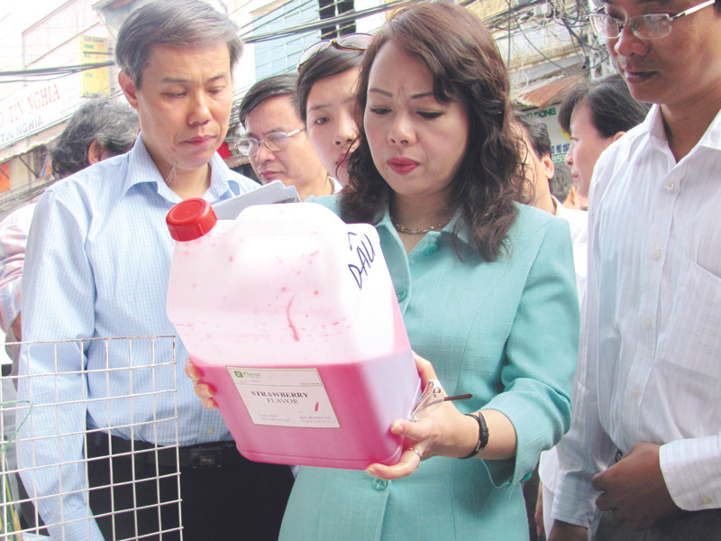 Bộ trưởng Y tế Nguyễn Thị Kim Tiến kiểm tra chợ hóa chất Kim Biên, TP. HCM ngày 17-12-2011. Ảnh: Lê Nguyễn