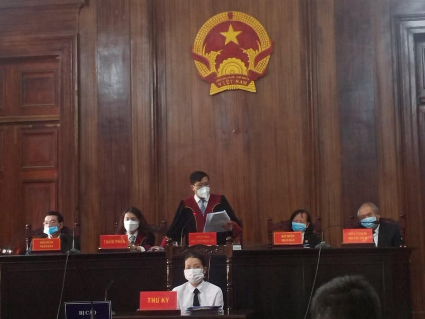 Thẩm phán Ngô Ngọc Thắng (Chủ tọa phiên tòa) đang tuyên án. Ảnh: Tân Châu.