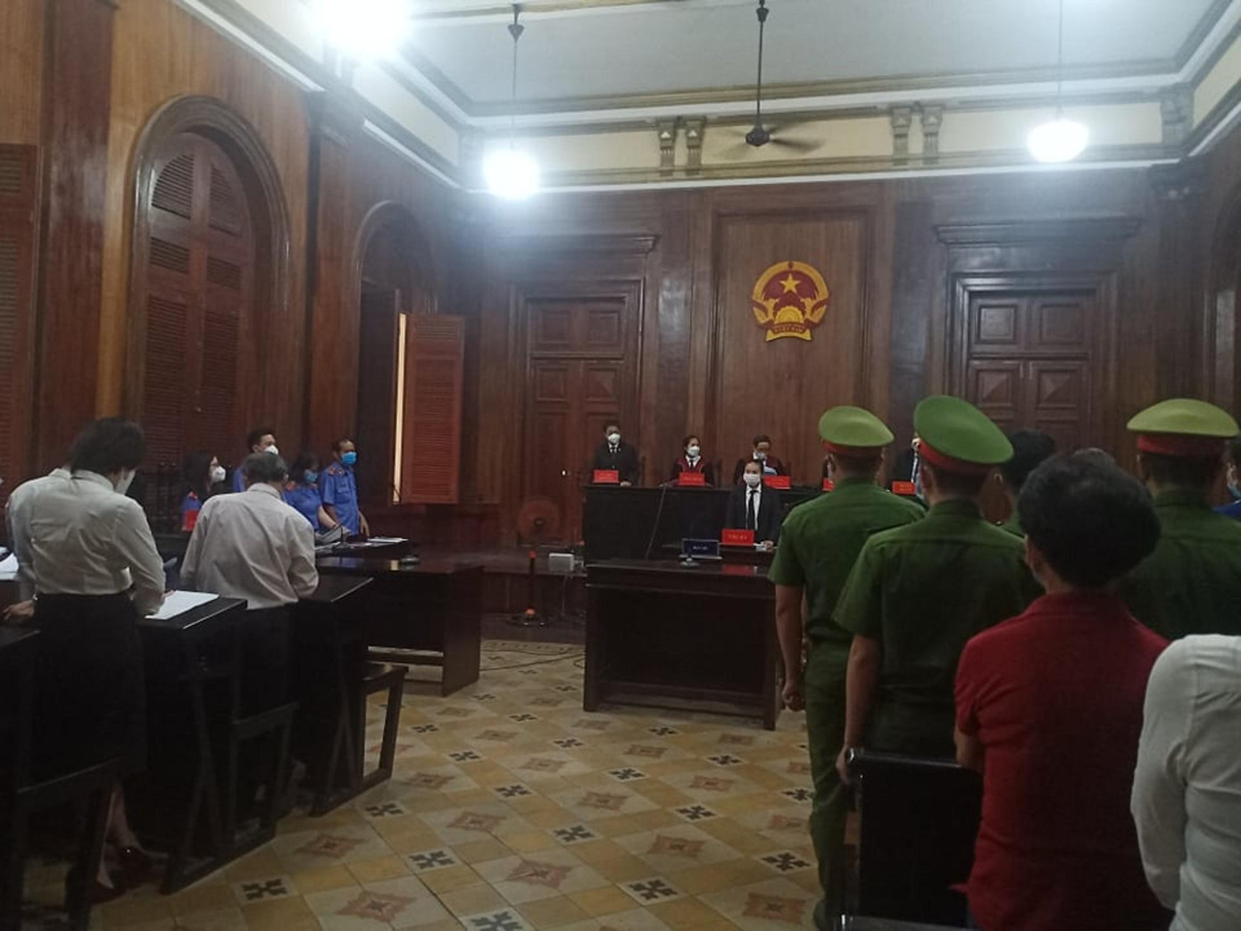 Toàn cảnh phòng xử án.