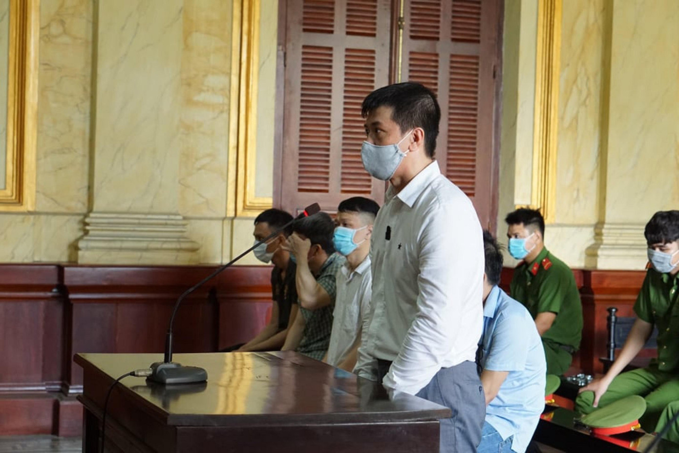 Cựu Đội phó hình sự Công an quận Tân Phú - bị cáo Đoàn Hồng Phúc tại phiên tòa. Cựu Đội phó hình sự Công an quận Tân Phú - bị cáo Đoàn Hồng Phúc tại phiên tòa.