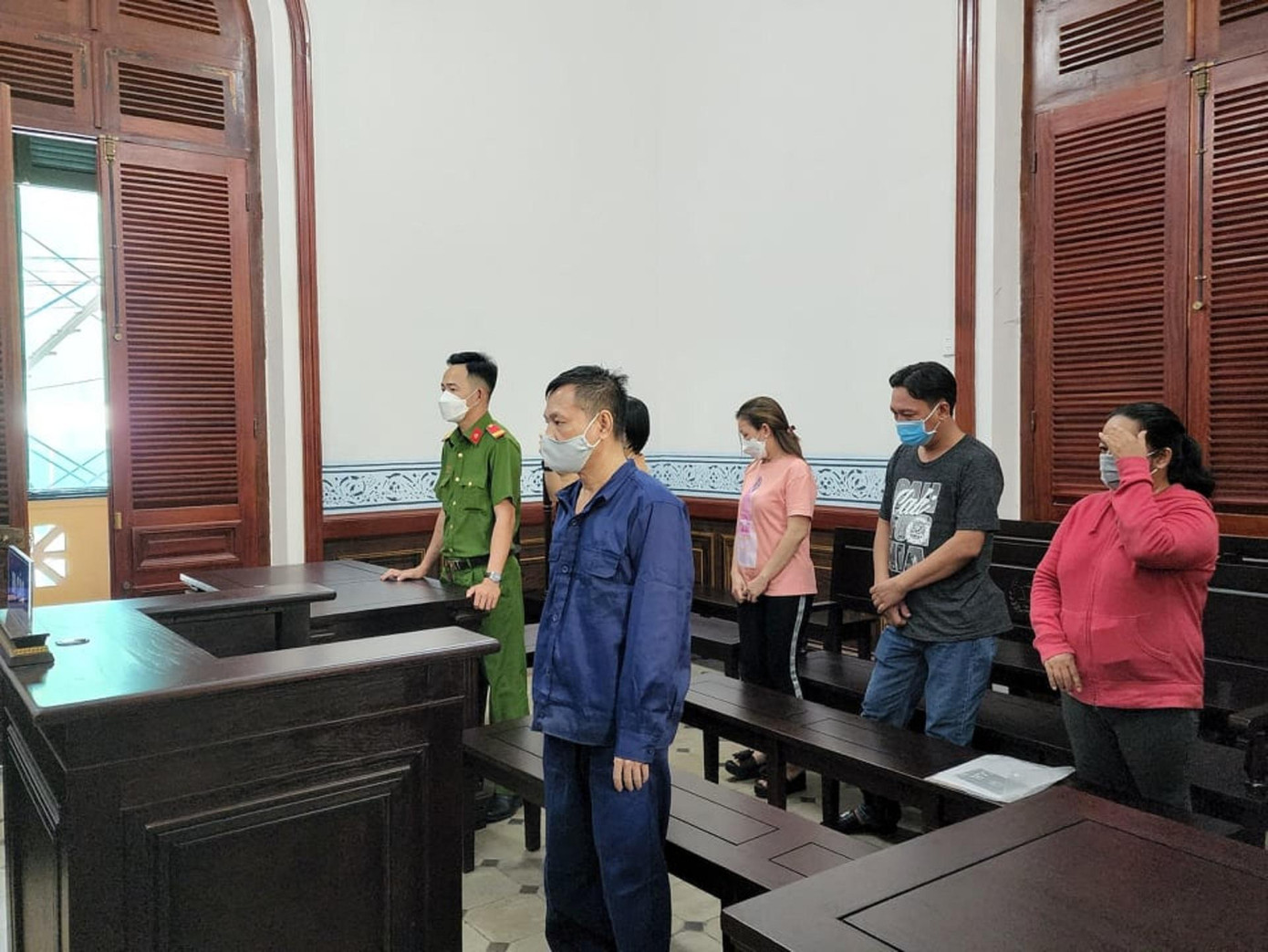 Phạm Quang Tiến (áo xanh) tại phiên tòa Phạm Quang Tiến (áo xanh) tại phiên tòa