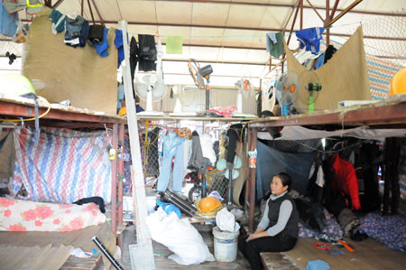 Nguy cơ hỏa hoạn luôn thường trực ở các dãy lán trại tạm bợ của công nhân. Ảnh: Tuấn Nguyễn