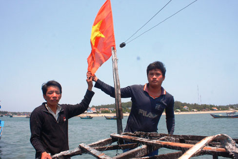 “Phải dập tắt lửa trước, nếu 4 bình gas phát nổ thì anh em chết hết”, anh Phải nói. Lá cờ Tổ quốc ở nóc cabin, lửa bén gần tới nơi, anh Phải liều mình lao vào vừa dập tắt lửa vừa cuộn nhanh lá cờ không để lửa cháy. Đám cháy dập tắt, lá cờ được cắm trở lại trên nóc cabin còn lại bộ khung. “Anh em ngư dân chúng tôi mỗi lần ra biển đều tâm niệm rằng, cờ Tổ quốc phải luôn ở nóc tàu để khẳng định chủ quyền biển đảo và đúng với quy định quốc tế. Tàu cháy, nhưng quyết không để cờ cháy”, anh Phải quả quyết