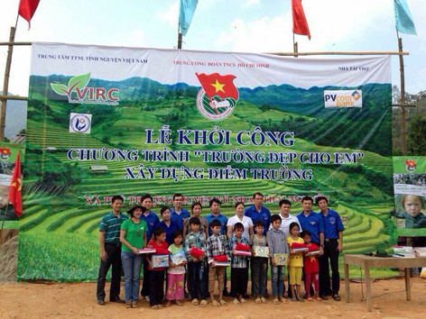 Tặng quà cho học sinh trường Tiểu học Cao Biền có hoàn cảnh khó khăn