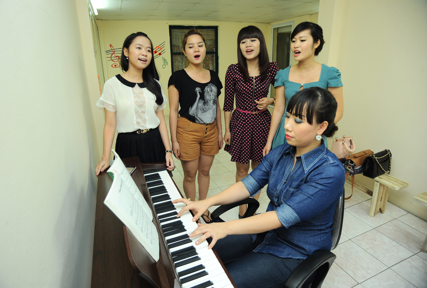 Ca sĩ Hiền Anh cùng những học viên của mình Nhằm phát triển tài năng âm nhạc nhí, Hiền Anh còn đào tạo cho học viên còn rất nhỏ tuổi. Bé Khánh Hà (6 tuổi) với ước mơ được tham gia các cuộc thi tài năng nhí như Đồ rê mí. Cô Hiền Anh cùng các trò nhí say sưa tập luyện bên cây đàn piano