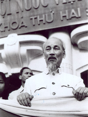 Hồ Chủ tịch đứng trên bao lơn Nhà hát Lớn trong cuộc mít tinh của nhân dân thủ đô Hà Nội chào mừng các vị lãnh đạo Quốc hội và Nhà nước mới đắc cử 