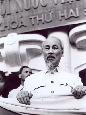 Hồ Chủ tịch đứng trên bao lơn Nhà hát Lớn trong cuộc mít tinh của nhân dân thủ đô Hà Nội chào mừng các vị lãnh đạo Quốc hội và Nhà nước mới đắc cử 