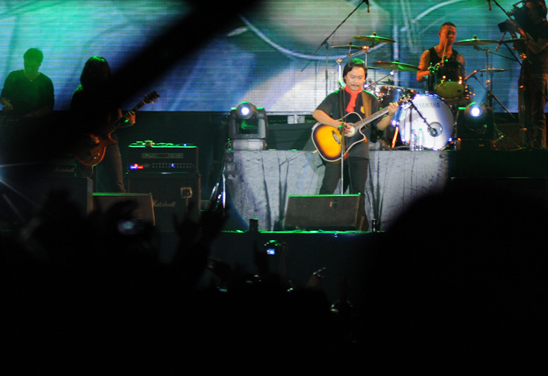 Hoàng Mario (một trong những thành viên sáng lập và hiện là thành viên cũ của Bức Tường) trở lại với ca khúc Cây bàng