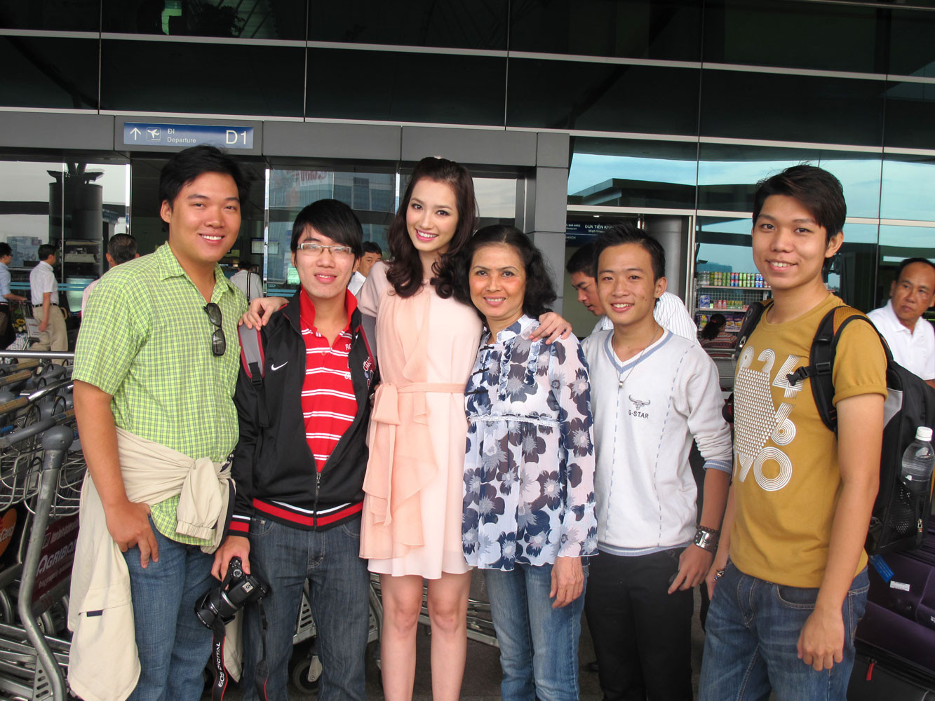 Trúc Diễm và mẹ tại sân bay sáng nay