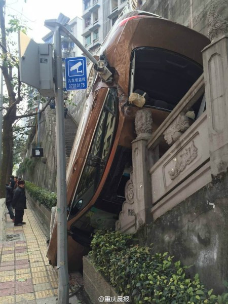 Volkswagen đâm gãy lan can, ‘hạ cánh' xuống độ cao 4m ảnh 3