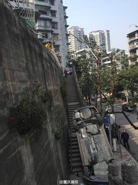 Volkswagen đâm gãy lan can, ‘hạ cánh' xuống độ cao 4m ảnh 1