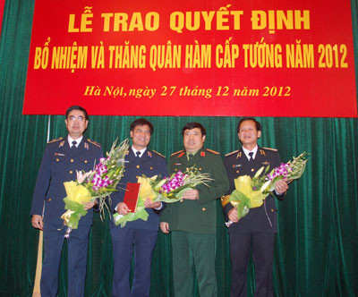 Đại tướng Phùng Quang Thanh chụp ảnh lưu niệm cùng các cán bộ được bổ nhiệm chức vụ và phong quân hàm cấp tướng năm 2012