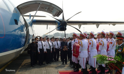 Rước Linh cữu Đại tướng lên chuyên cơ ATR mang số hiệu VN1911 theo đúng năm sinh của Đại tướng