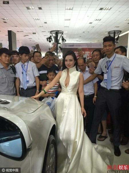 Can Lộ Lộ diện đầm trễ nải, gây náo loạn tại sự kiện ảnh 2