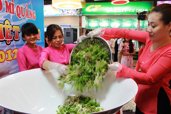 Quy trình chế biến: ban đầu cho rau sống vào tô…