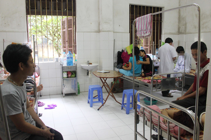 BS Nguyễn Văn Dũng thăm khám bệnh nhân tại Viện Sức khỏe Tâm thần Quốc gia