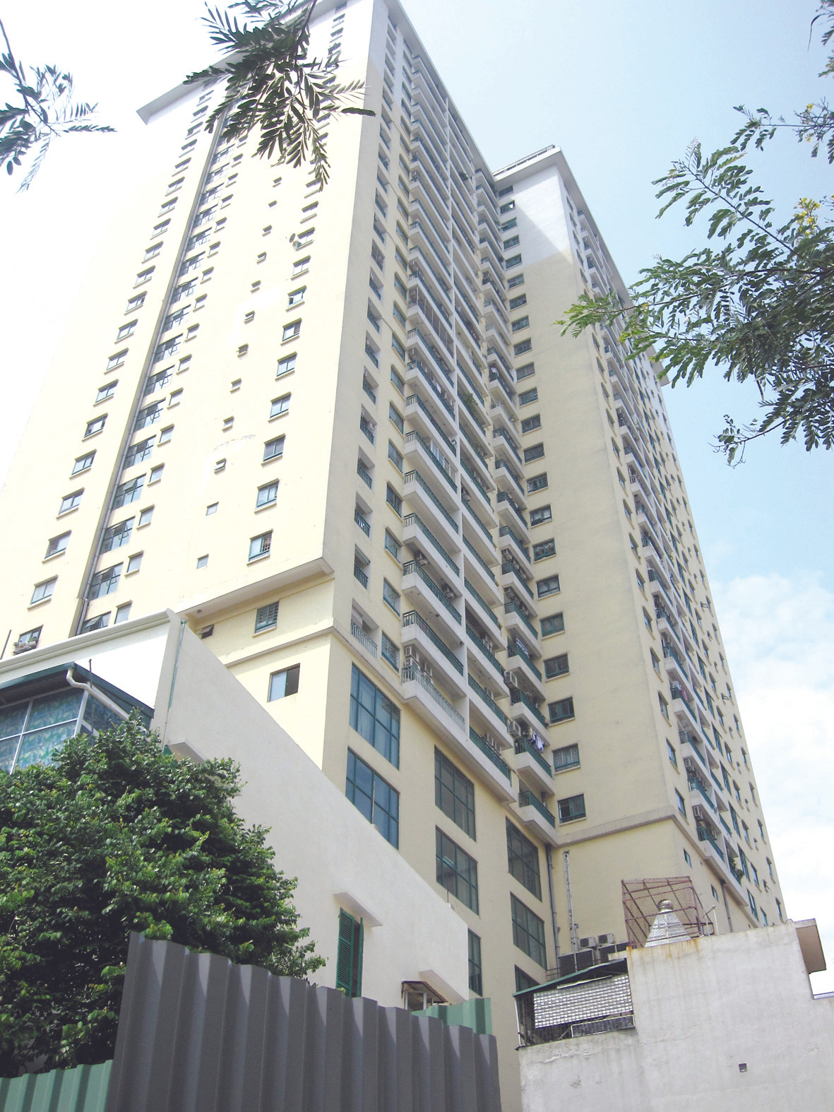 Ảnh: Tú Anh. Người dân ở tòa nhà 93 Lò Đúc - Hà Nội phản ánh chủ đầu tư cơi nới trái phép tầng thượng. Ảnh: Tú Anh