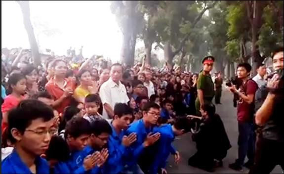 Mọi người cùng quỳ khóc trước tuyến phố Hoàng Diệu khi đoàn xe đi qua tư gia Đại tướnG Võ Nguyên Giáp. Ảnh chụp màn hình Facebook. Mọi người cùng quỳ khóc trước tuyến phố Hoàng Diệu khi đoàn xe đi qua tư gia Đại tướnG Võ Nguyên Giáp