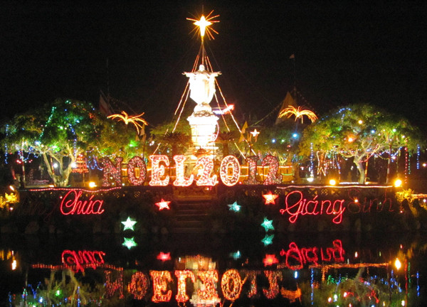 Tại nhà thờ Phát Diệm (Kim Sơn, Ninh Bình)