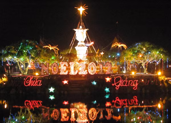 Tại nhà thờ Phát Diệm (Kim Sơn, Ninh Bình)
