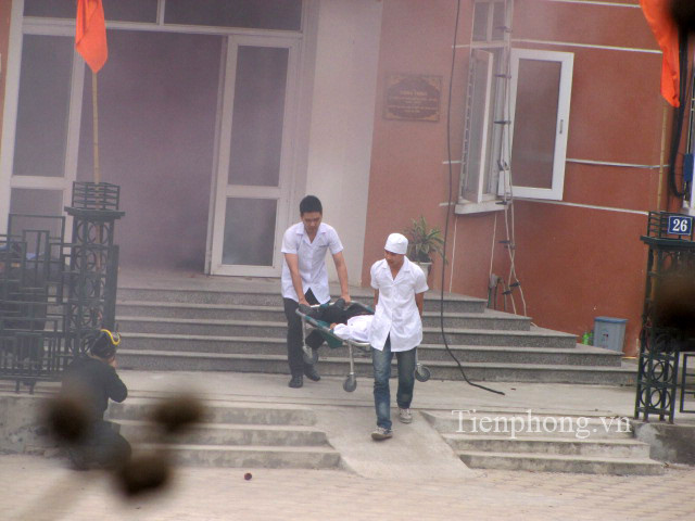 Khẩn trương vận chuyển các nạn nhân đi cấp cứu