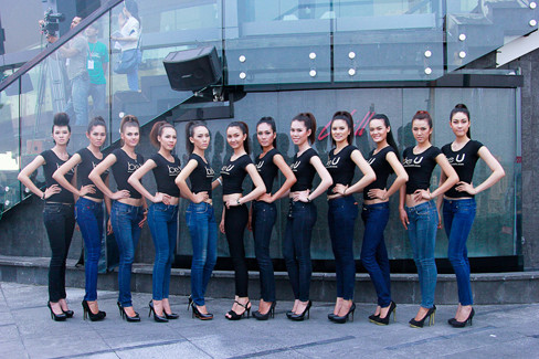 Kate (thứ ba từ trái sang) cùng dàn người mẫu của Project Runway. Kate (thứ ba từ trái sang) cùng dàn người mẫu của Project Runway