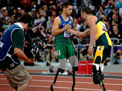 Pistorius (phải) chúc mừng chiến thắng của Oliveira ở đường chạy 200m. Ảnh: AP