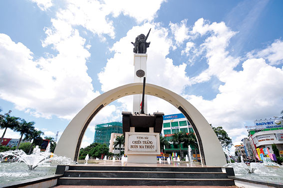 Loại xe tăng nào hiện được trưng bày ở Tượng đài chiến thắng Buôn Ma Thuột?