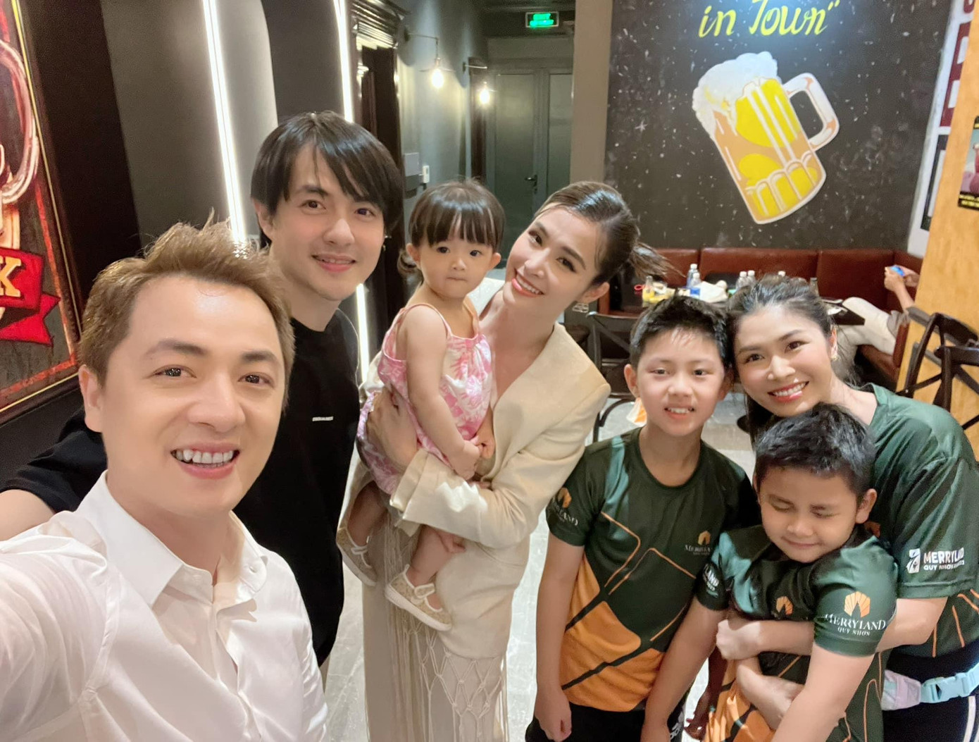 Dàn visual đỉnh cao của hai gia đình.