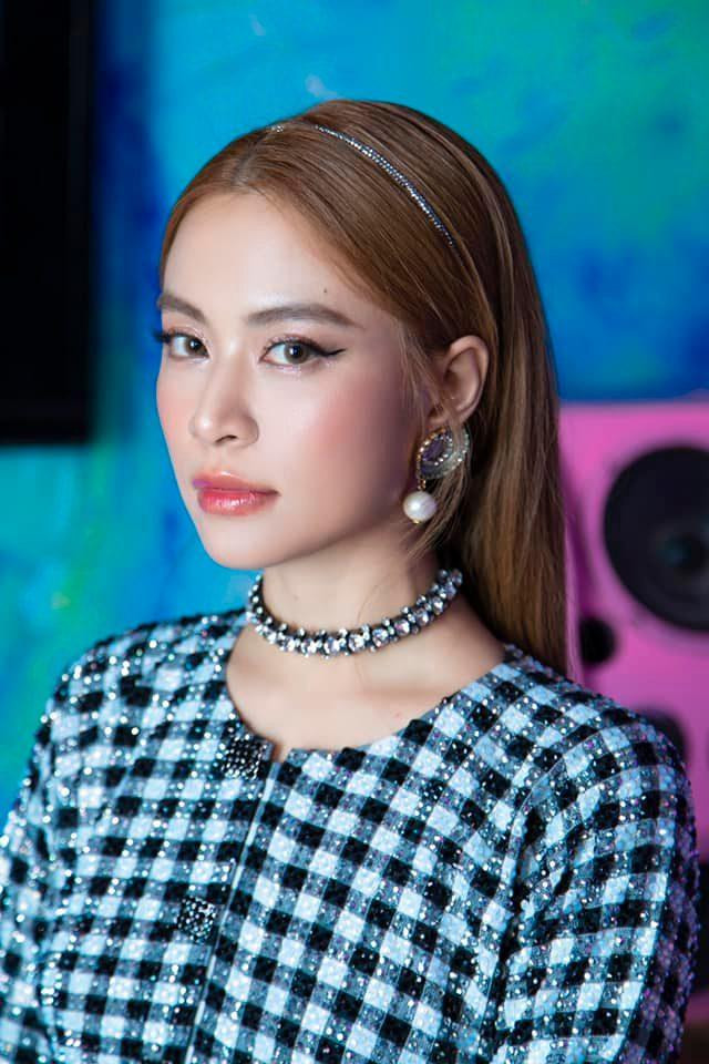 Cận cảnh đôi khuyên tai tái chế từ nắp chai.