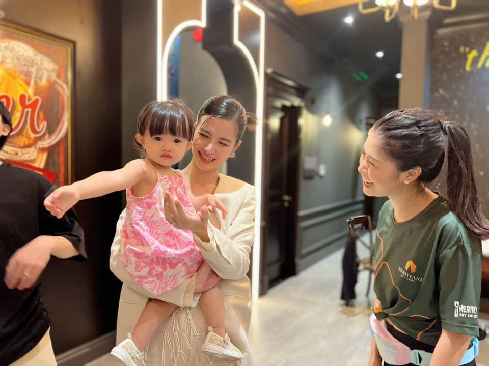 Hot mom Thủy Anh tranh thủ trêu ghẹo bé Winnie.