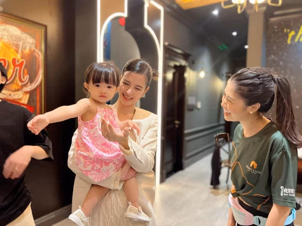 Hot mom Thủy Anh tranh thủ trêu ghẹo bé Winnie.