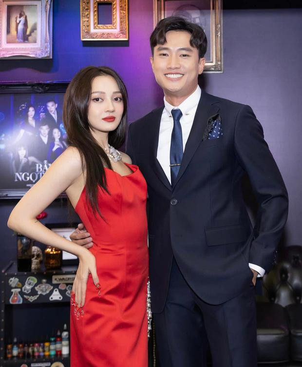 Quốc Trường tỏ ra hạnh phúc khi check-in cùng "bà xã" Bảo Anh. Quốc Trường tỏ ra hạnh phúc khi check-in cùng "bà xã" Bảo Anh.