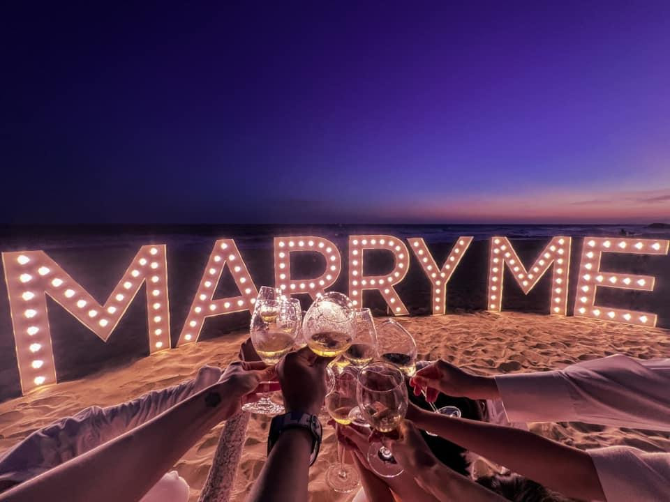 Bức ảnh được hàng loạt nghệ sĩ đình đám như Đông Nhi, Minh Hằng, Gil Lê... đăng tải cùng dòng trạng thái "We love you".