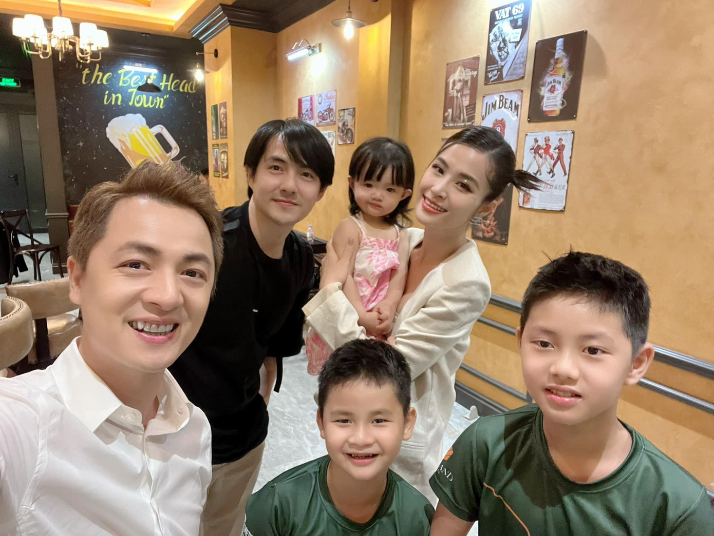 Winnie thu hút mọi ánh nhìn bởi biểu cảm độc lạ.