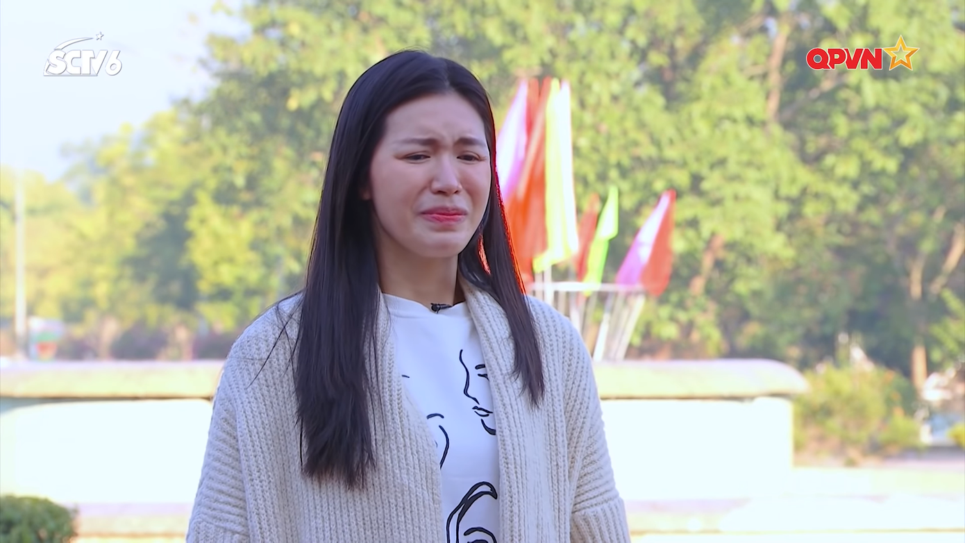 Minh Tú không thể nhịn cười trong phần giới thiệu đầu tiên.