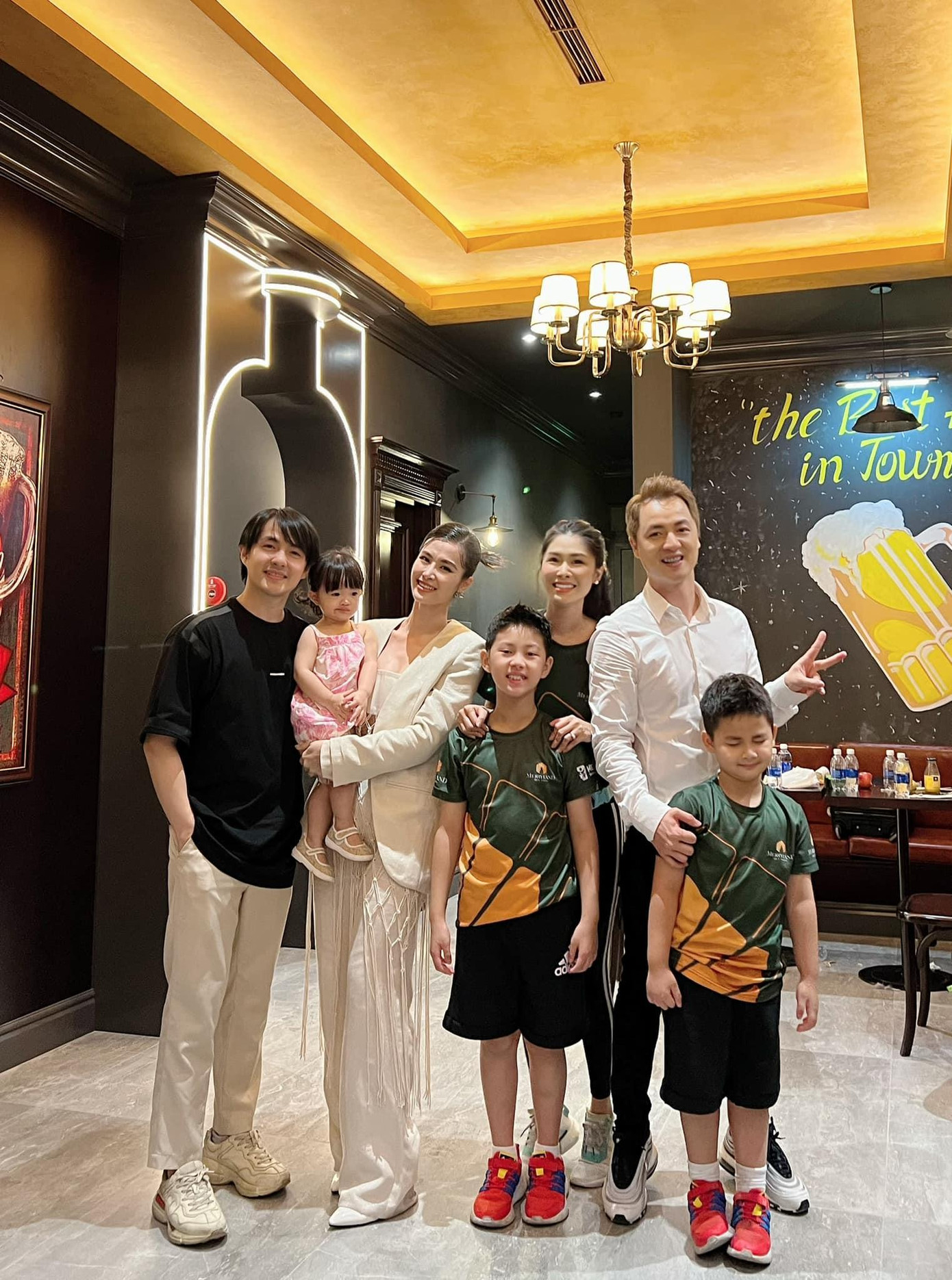 Cuộc hội của hai gia đình hạnh phúc bậc nhất showbiz Việt khiến công chúng ngưỡng mộ.