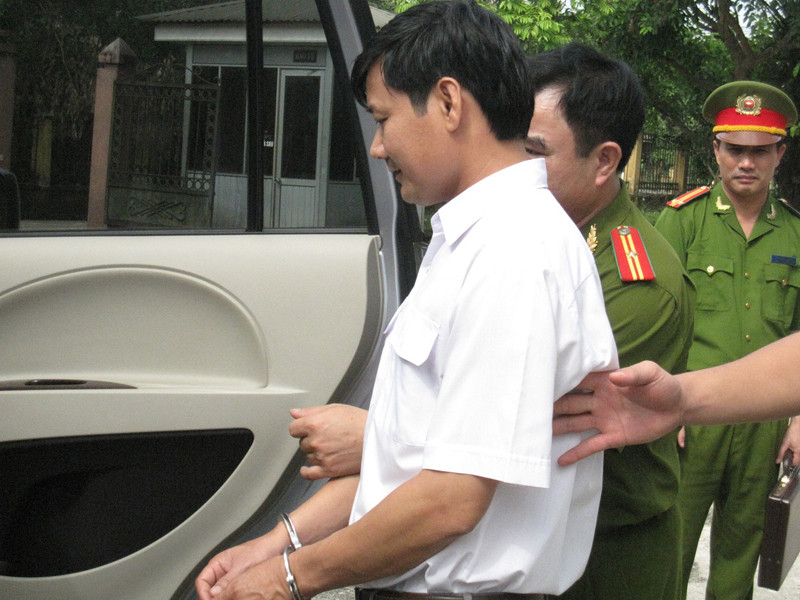 Cơ quan điều tra bắt tạm giam bị can Phan Nhật Tân lúc 7h30 sáng nay, 9-5. Ảnh: Minh Thùy. Cơ quan điều tra bắt tạm giam bị can Phan Nhật Tân lúc 7h30 sáng nay, 9-5. Ảnh: Quang Long