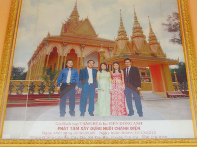 Hình ảnh gia đình ông Trầm Bê nổi bật ở giữa tường ngôi chánh điện của chùa Giồng Lớn (xã Đại An, huyện Trà Cú).