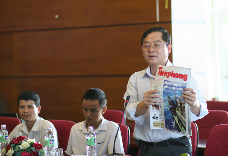 Phó TBT Lê Xuân Sơn giới thiệu về nhật báo và các ấn phẩm của báo Tiền Phòng với các đại biểu