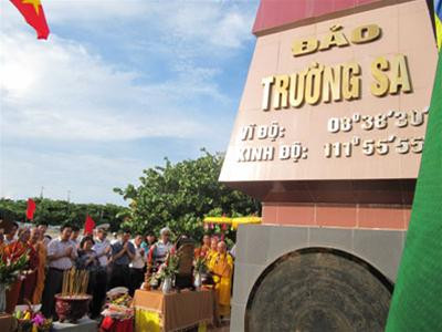 Nguyên Phó Chủ tịch nước Trương Mỹ Hoa và Thứ trưởng Bộ Ngoại giao Nguyễn Thanh Sơn thành kính dâng hương anh linh các liệt sỹ tại lễ tưởng niệm diễn ra tại cột mốc chủ quyền thiêng liêng của Tổ quốc. Ảnh: Lan Anh