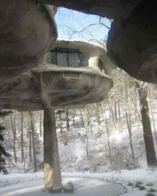 Ngôi nhà nổi ở Ukraine Ngôi nhà nghiêng ở Hà Lan Những căn hộ xếp hình Lego ở Canada Nhà cây nấm tại Ohio Nhà quả cầu ở Canada Chung cư treo tại Hà Lan Nhà Gangster ở Nga Nhà lộn ngược tại Ba Lan Ngôi nhà lập dị ở New York Nhà quay tại Đức, ngôi nhà năng lượng quay về phía mặt trời ấm áp vào mùa đông và quay trở lại cách nhiệt tốt vào mùa hè.