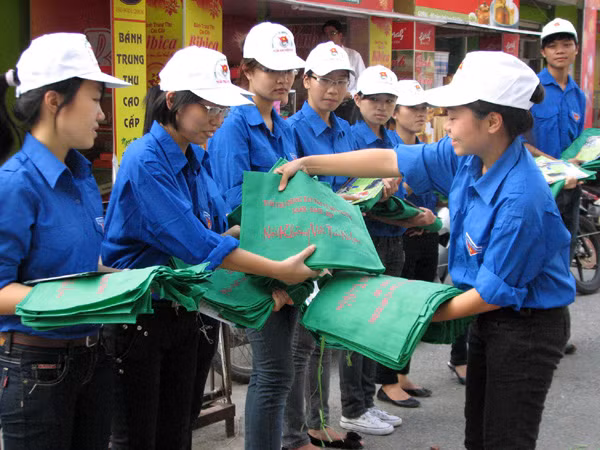 Thanh niên quận Đống Đa trước giờ phát túi thân thiện với môi trường cho người dân
