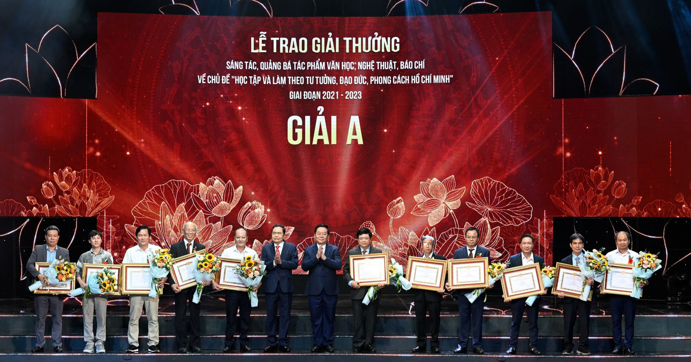 Ủy viên Bộ Chính trị, Phó Chủ tịch Thường trực Quốc hội Trần Thanh Mẫn và Bí thư T.Ư Đảng, Trưởng Ban Tuyên giáo T.Ư Nguyễn Trọng Nghĩa trao 11 giải A cho các tác giả xuất sắc.