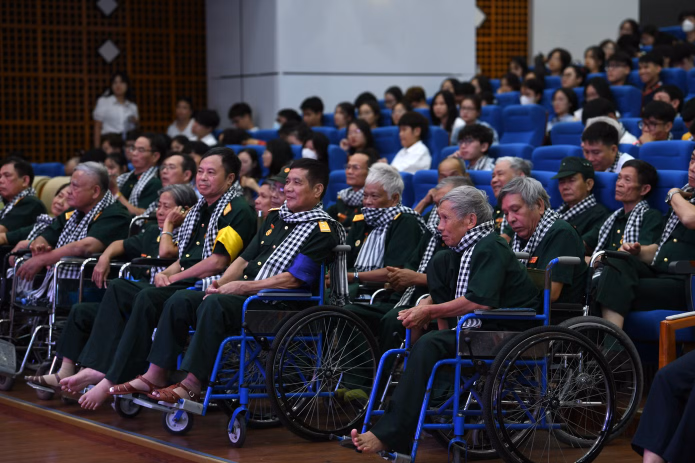 Chương trình Ánh lửa từ trái tim có sự tham gia của 150 đại biểu là thương bệnh binh, các y bác sĩ, cán bộ nhân viên của 14 trong số nhiều trung tâm nuôi dưỡng, chăm sóc người có công trên khắp đất nước. Chương trình do báo Tiền Phong phối hợp với Tập đoàn Him Lam tổ chức nhằm kỷ niệm Quốc khánh 2/9, tiến tới kỷ niệm ngày Giải phóng Thủ đô 10/10 và Ngày thành lập QĐND Việt Nam 22/12.