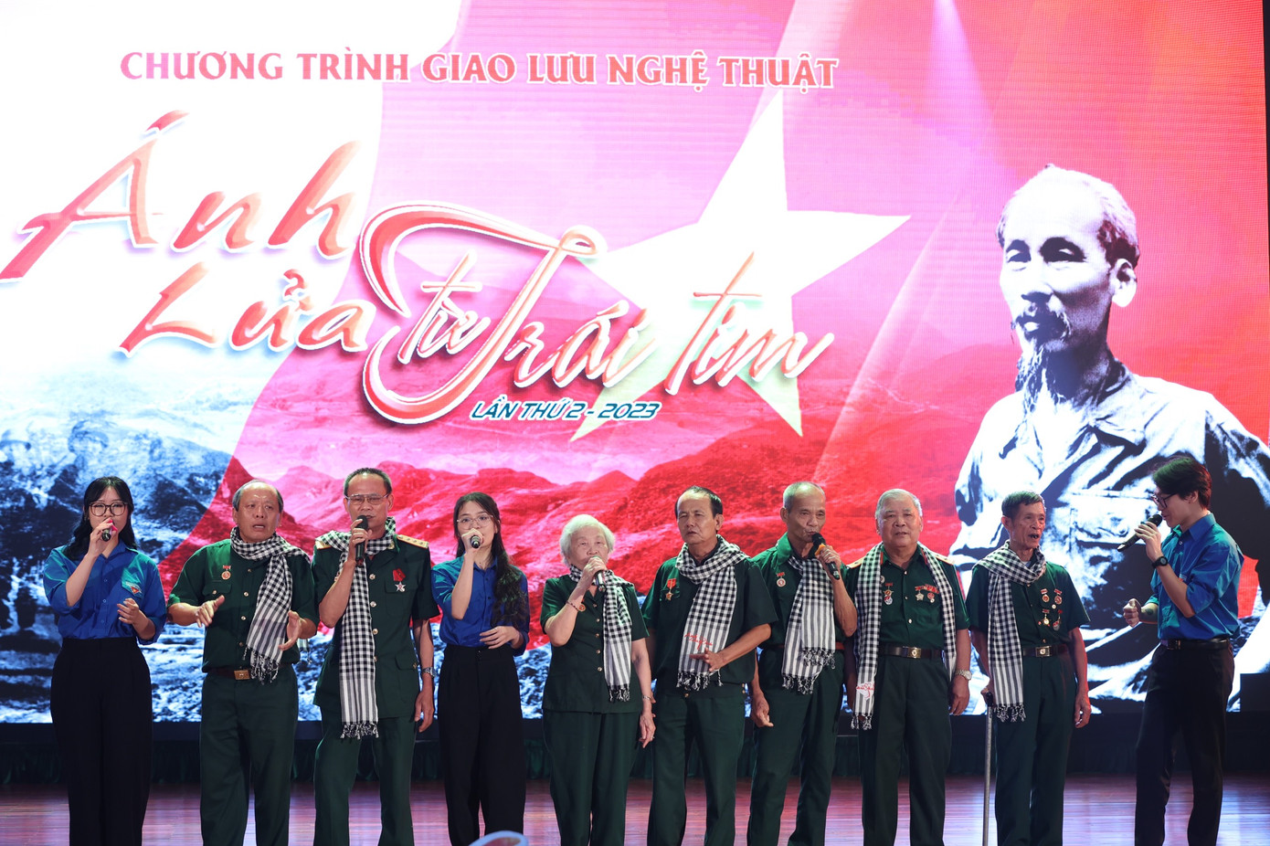 Để thể hiện tình cảm, sự tri ân với Bác 7 thương binh từ 7 trung tâm và 3 Sinh viên Đại học Kinh tế - Quốc dân Hà Nội cùng thể hiện bài Đêm Trường Sơn nhớ Bác của nhạc sĩ Trần Chung. Phần trình diễn xúc động nhờ sự kết nối về tình cảm, tinh thần giữa hai thế hệ.