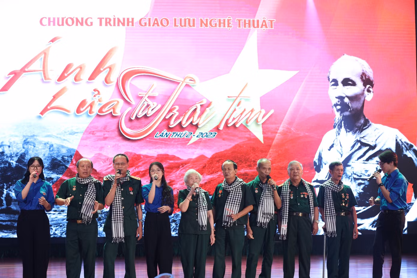 Để thể hiện tình cảm, sự tri ân với Bác 7 thương binh từ 7 trung tâm và 3 Sinh viên Đại học Kinh tế - Quốc dân Hà Nội cùng thể hiện bài Đêm Trường Sơn nhớ Bác của nhạc sĩ Trần Chung. Phần trình diễn xúc động nhờ sự kết nối về tình cảm, tinh thần giữa hai thế hệ.